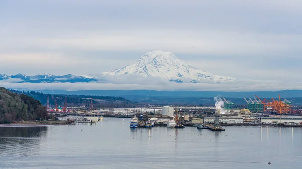 Rainier Dağı Tacoma Limanı Nın Arkasında Karla Kaplı — Stok fotoğraf