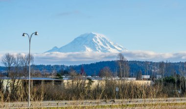 Auburn, Washington 'da Rainier Dağı' nın olduğu otoban manzarası.