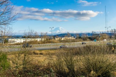 Mount Rainier manzarası ve Auburn, Washington 'daki savaş evleri.