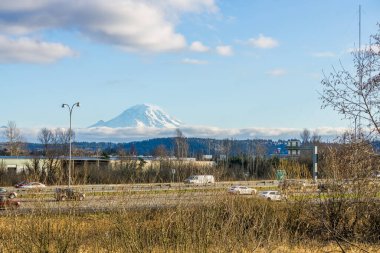 Auburn, Washington 'da Rainier Dağı' nın olduğu otoban manzarası.