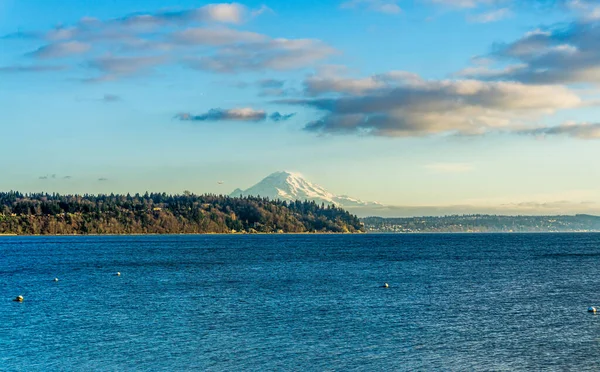 Puget Sound Karşısındaki Rainier Dağı Manzarası Fotoğraf Burien Washington Çekildi — Stok fotoğraf