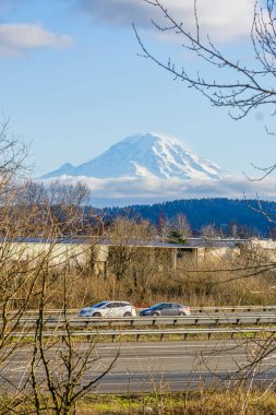 Auburn, Washington 'da Rainier Dağı' nın olduğu otoban manzarası.