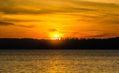 Batı Seattle, Washington 'da Puget Sound' da batan bir güneş.