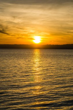 Batı Seattle, Washington 'da Puget Sound' da batan bir güneş.