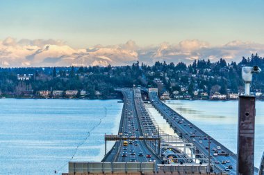 Seattle yüzen köprüler ve arkalarında dağlar..