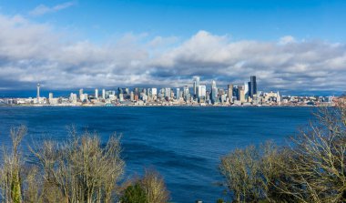 Açık bir günde Seattle gökyüzü manzarası.