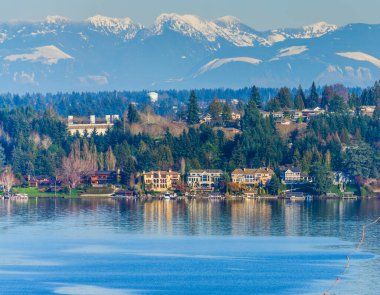 Bellevue, Washington 'daki Washington Gölü' ndeki rıhtım evleri.