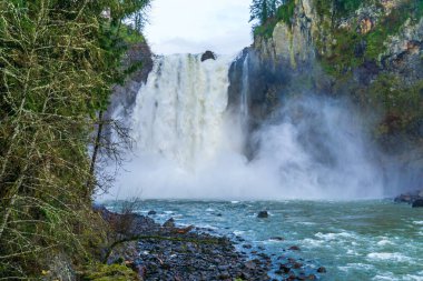 Washington 'da Snoqualmie Falls' un dibinde su patladı..