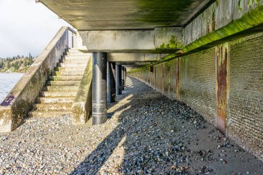 Redondo Beach, Washington 'daki sahil yolunun altından bir görüntü..
