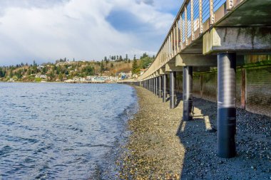 Redondo Beach, Washington 'daki sahil yolunun altından bir görüntü..