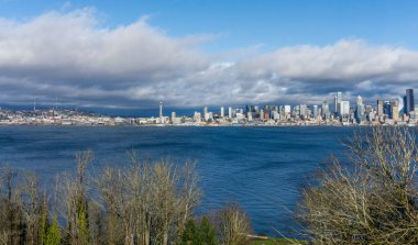 Açık bir günde Seattle gökyüzü manzarası.