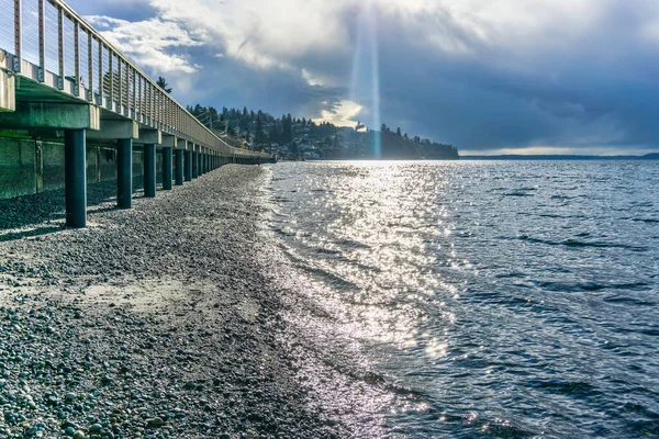 Redondo Beach Washington Daki Puget Sound Işık Huzmeleri Parlıyor — Stok fotoğraf