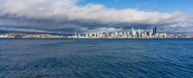 Açık bir günde Seattle siluetinin panoramik görüntüsü.