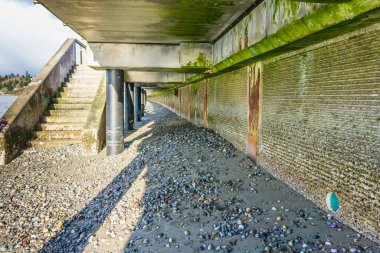 Redondo Beach, Washington 'daki sahil yolunun altından bir görüntü..