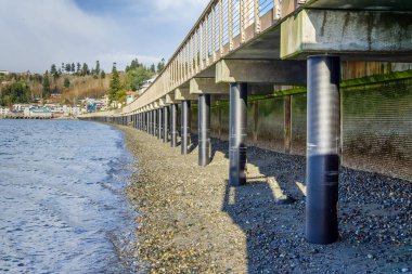 Redondo Beach, Washington 'daki sahil yolunun altından bir görüntü..
