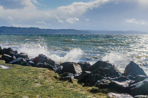 ワシントン州のサットウォーター州立公園で風の強い日に海岸に戻る岩 — ストック写真