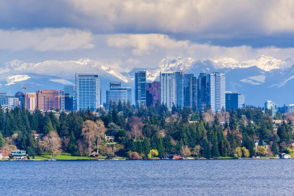 Moderna Byggnader Bellevue Washington Med Cascades Range Bakgrunden — Stockfoto