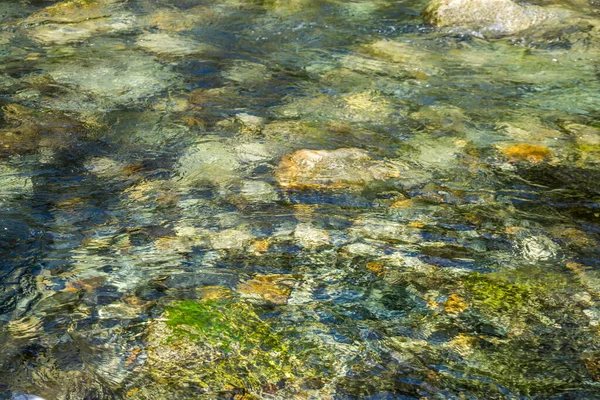 华盛顿州Denny Creek的岩石上流淌着一束清澈的水 — 图库照片