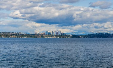 Bellevue, Washington 'daki modern binaların arka planında Cascades Range var..