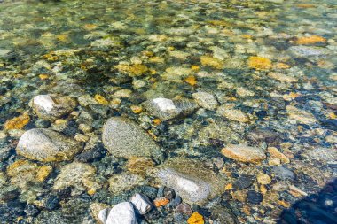 Washington 'daki Denny Creek' te kayaların üzerinden akan temiz bir su yığını..