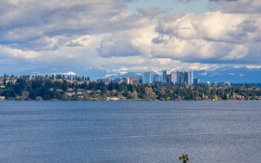 Bellevue, Washington 'un kıyı şeridinin ardında Cascade Dağları var..