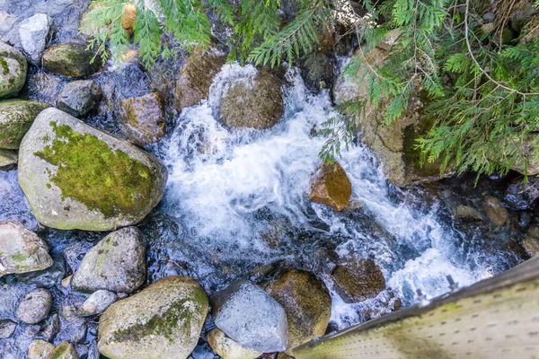 Wasser Rauscht Durch Felsen Und Schafft Wildwasser — Stockfoto