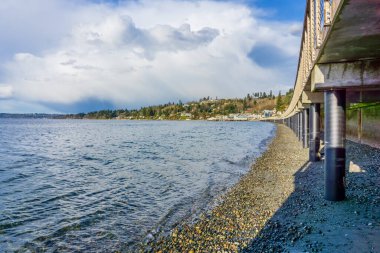 Redondo Beach, Washington 'daki sahil yolunun altından bir görüntü..