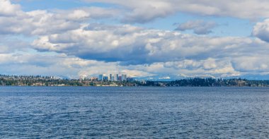 Bellevue, Washington 'daki modern binaların arka planında Cascades Range var..