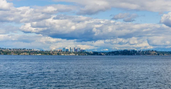 Edifici Moderni Bellevue Washington Con Catena Delle Cascate Sullo Sfondo — Foto Stock