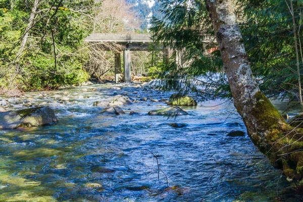 Denny Creek Mit Felsen Ufer Fließt Unter Einer Brücke — Stockfoto