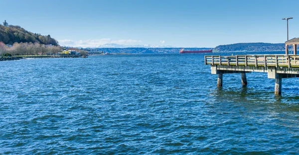 Ruston, Washington 'daki deniz manzarası. Uzakta Oympic Dağları var..