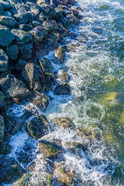 在华盛顿的鲁斯顿 巨浪击中了海岸线上的大石头 — 图库照片