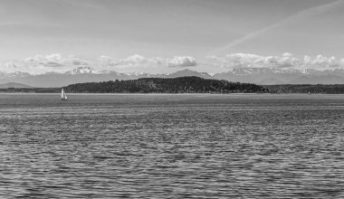 Washington 'daki Puget Sound' un karşısındaki Olimpiyat Dağları manzarası.