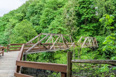 Washington 'daki Tumwater Falls Parkı' nda ahşap bir köprü..