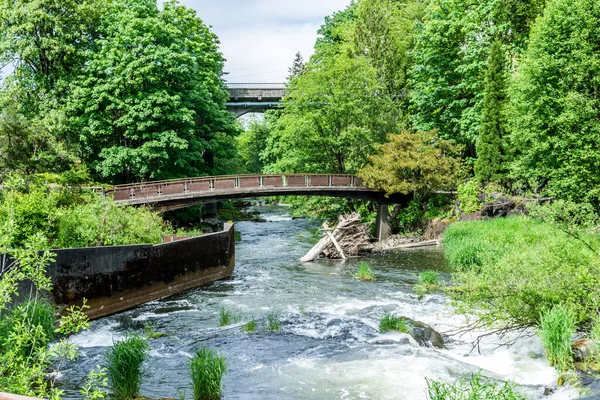 Tumwater Washington Daki Deschutes Nehri Üzerinde Yürüyen Bir Köprü Manzarası — Stok fotoğraf