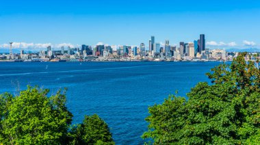 Elliottt Körfezi ve Seattle ufuk çizgisi manzarası.