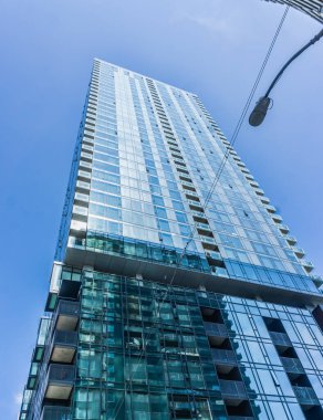 Seeattle, Washington 'da bir gökdelenin altında