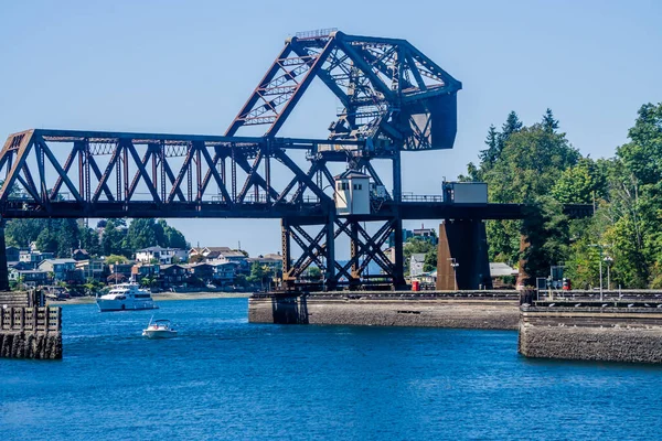 Washington 'daki Ballard Locks' ta Somon Körfezi Köprüsü..