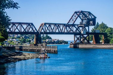 Washington 'daki Ballard Locks' ta Somon Körfezi Köprüsü..