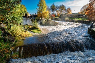 Tumwater, Washington 'daki Deschutes Nehri' nde yoğun bir su akıntısı var..