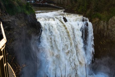 Washington 'daki Snowqualmie Şelalesi' nde tonlarca su taştı..