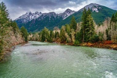 Aralık ayında Washington 'daki Snoaualmie Nehri' nin Orta Çatalı manzarası.