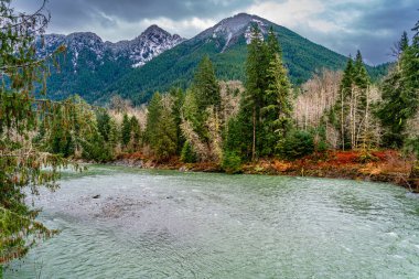 Aralık ayında Washington 'daki Snoaualmie Nehri' nin Orta Çatalı manzarası.