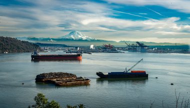 Tacoma bağlantı noktası ve Mount Rainier bir görünüm.
