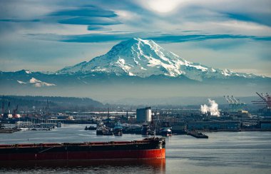 Tacoma bağlantı noktası ve Mount Rainier bir görünüm.