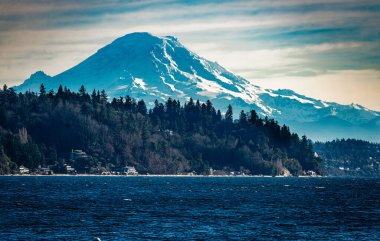 Mount Rainier Burien, Washington bir görünümünü.