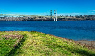 Tacoma, Washington'daki Narrows Köprüsü'nün manzarası.