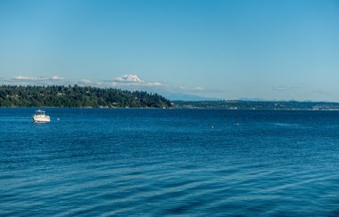 Mount Rainier ve tekne