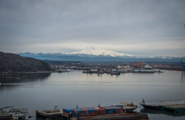 Bulutlar üzerinde Rainier ve bağlantı noktası 3