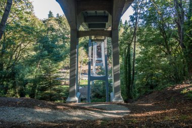 Üstgeçit 3 altında